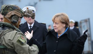 Защо Ангела Меркел остава сама