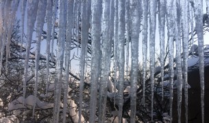 Огромни ледени висулки застрашават пешеходците
