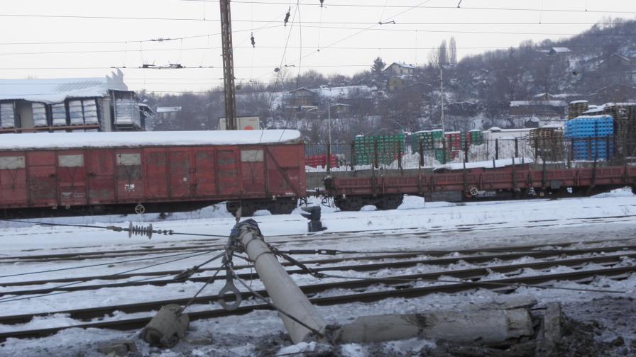 Влак дерайлира край Дупница, 8 вагона са се преобърнали