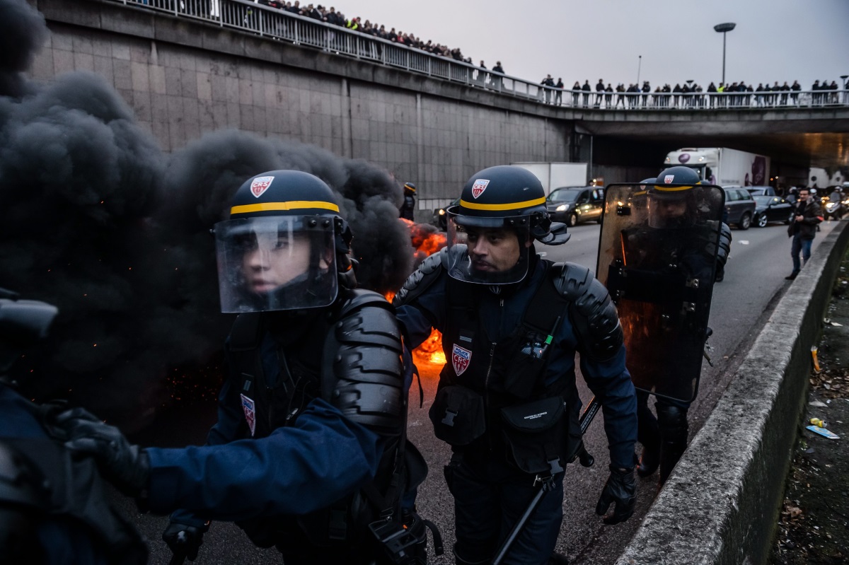 Френската полиция използва сълзотворен газ срещу протестиращите таксиметрови шофьори в Париж, които настояват да се спре онлайн услугата “Юбер" (Uber). Освен таксиметровите шофьори, стачкуват и авиодиспечерите.