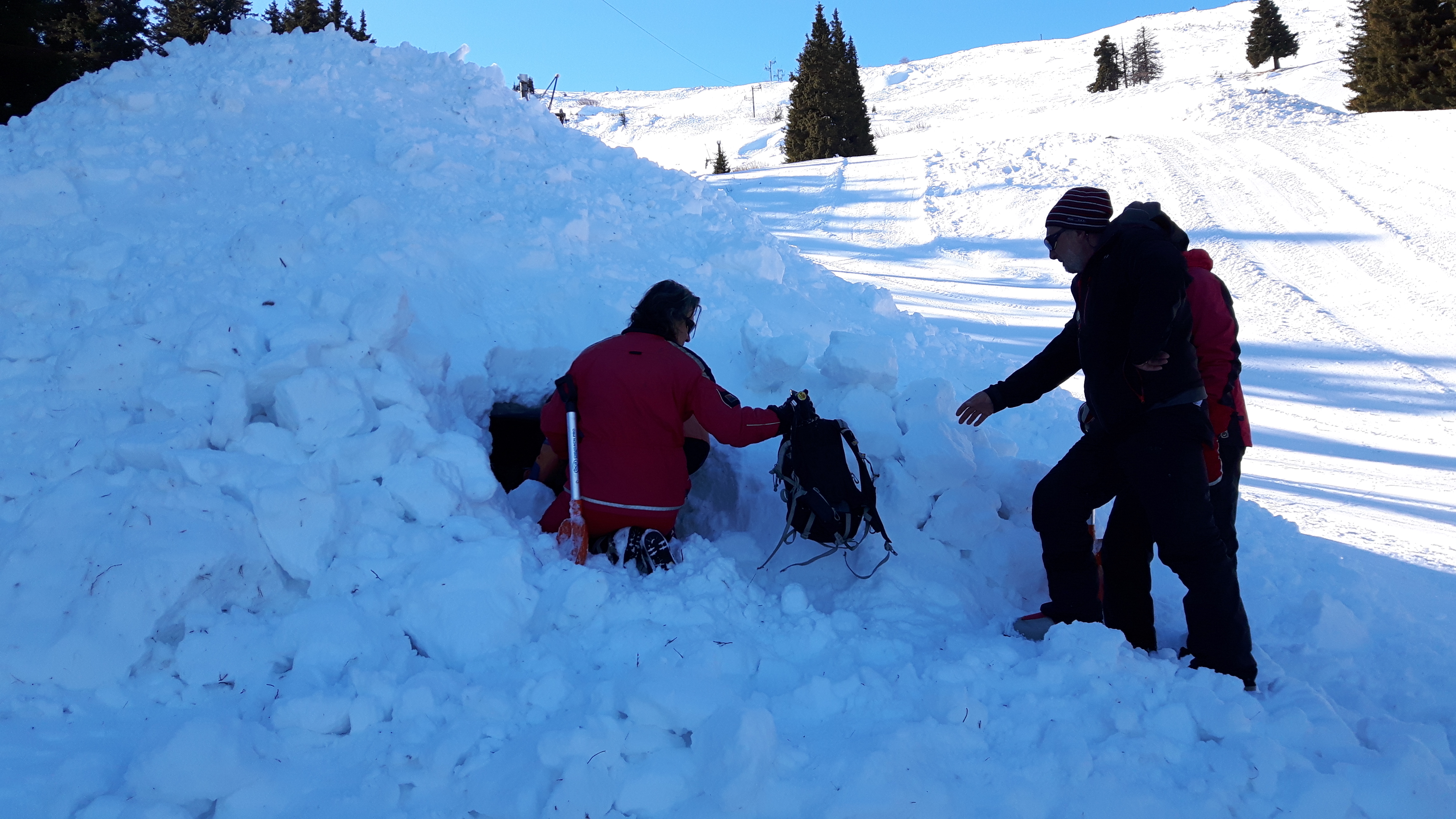 Планинската спасителна служба на БЧК симулира спасяване хора при в лавина.