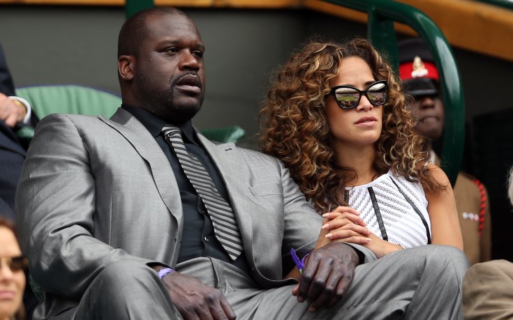 Вдигат статуя на Шак пред залата на Лейкърс