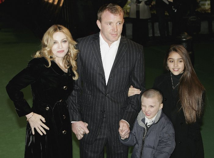 Мадона заедно с Гай Ричи, сина си Роко и дъщеря си Лурдес
