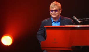 Елтън Джон подари пиано на лондонска жп гара