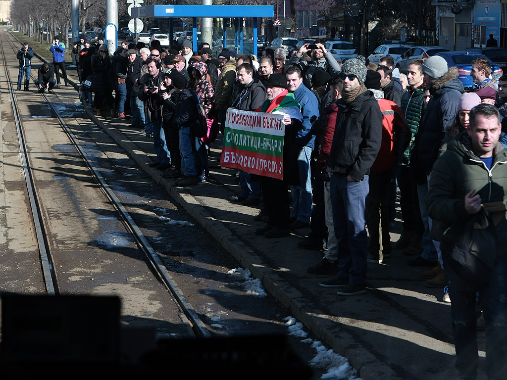 Недоволните събраха над 3000 подписа за запазването на трамвая. Неговото премахване е заложено във връзка с реконструкцията на бул."Скоболев". Предвижда се трамвайното трасе в тунела под НДК да стане локално платно за автомобили с достъп до новата сграда на Софийския районен съд, известна като Военното НДК