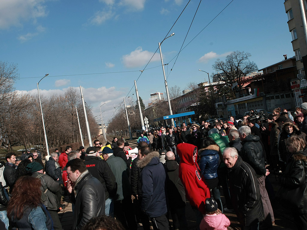 Недоволните събраха над 3000 подписа за запазването на трамвая. Неговото премахване е заложено във връзка с реконструкцията на бул."Скоболев". Предвижда се трамвайното трасе в тунела под НДК да стане локално платно за автомобили с достъп до новата сграда на Софийския районен съд, известна като Военното НДК