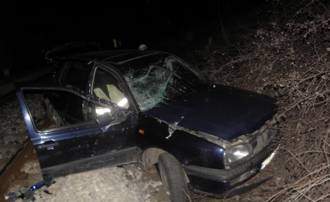Кола падна на релсите край Симитли, шофьорът липсва