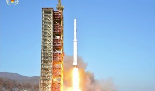 Изстрелването на ракетата, показано от държавната телевизия на Северна Корея