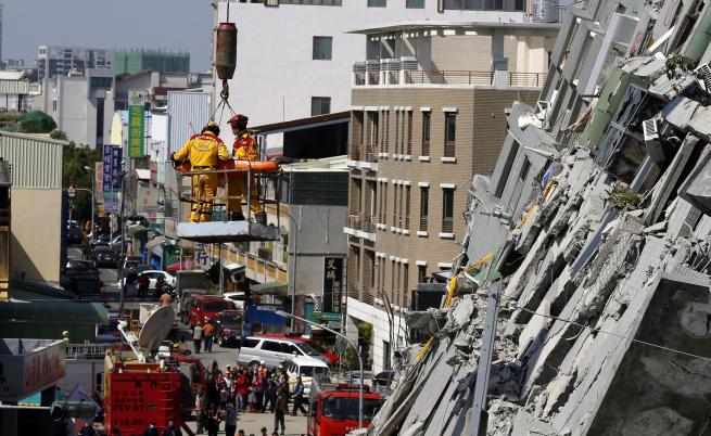Расте броят на жертвите след земетресението в Тайван