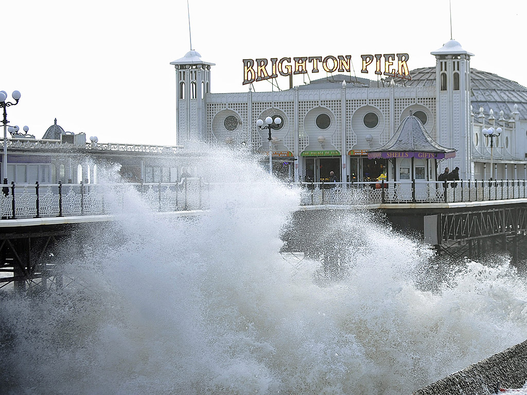 Силни ветрове и огромни вълни заливат историческия Brighton Pier, в Брайтън, Великобритания, след като бурята "Imogen" връхлетя южния бряг на Великобритания