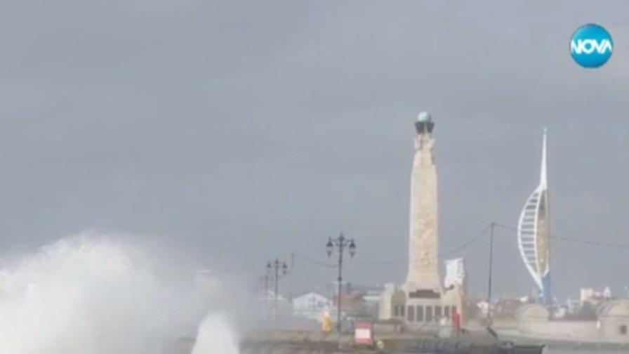 Вълни с височина до 19 метра удариха Англия