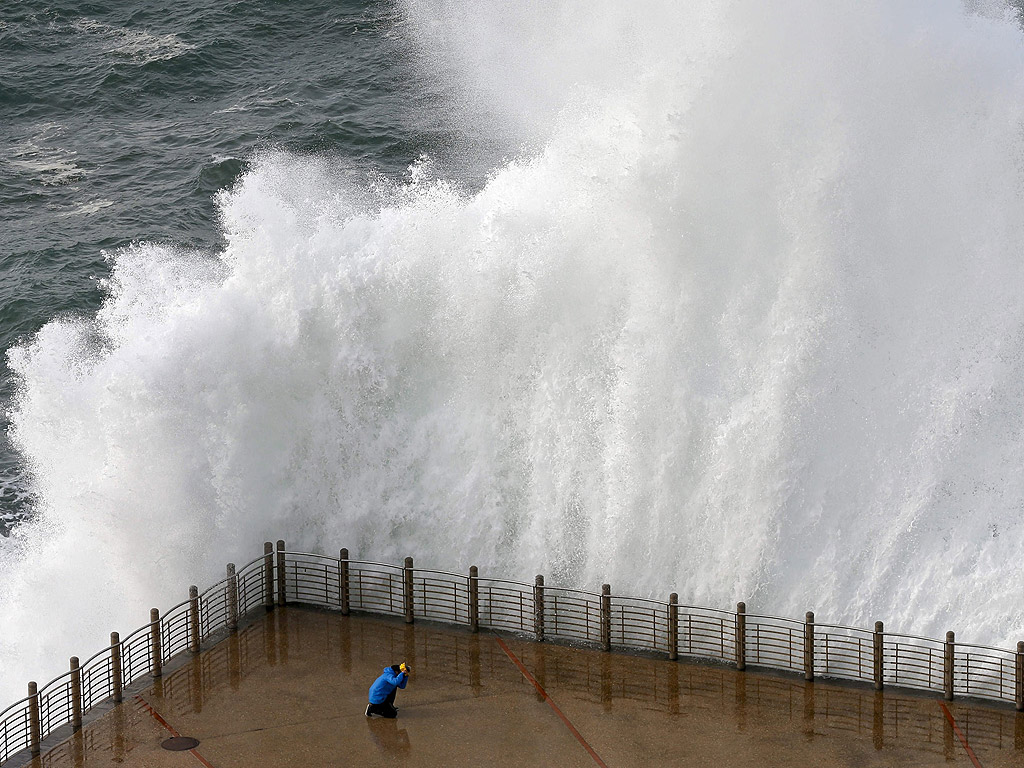 Ураганните ветрове по северното крайбрежие на Испания предизвикаха огромни вълни