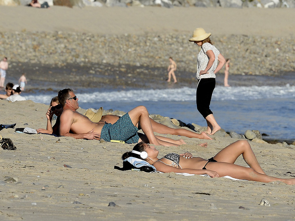 Хора се наслаждават на нетипично за сезона топло време на плажа в Топанга, Калифорния, САЩ, Рекордни температури за сезона са установени в цяла Южна Калифорния от 89 градуса по Фаренхайт (31,6 градуса по Целзий), и Лонг Бийч от 92 градуса по Фаренхайт (33,3 градуса по Целзий)