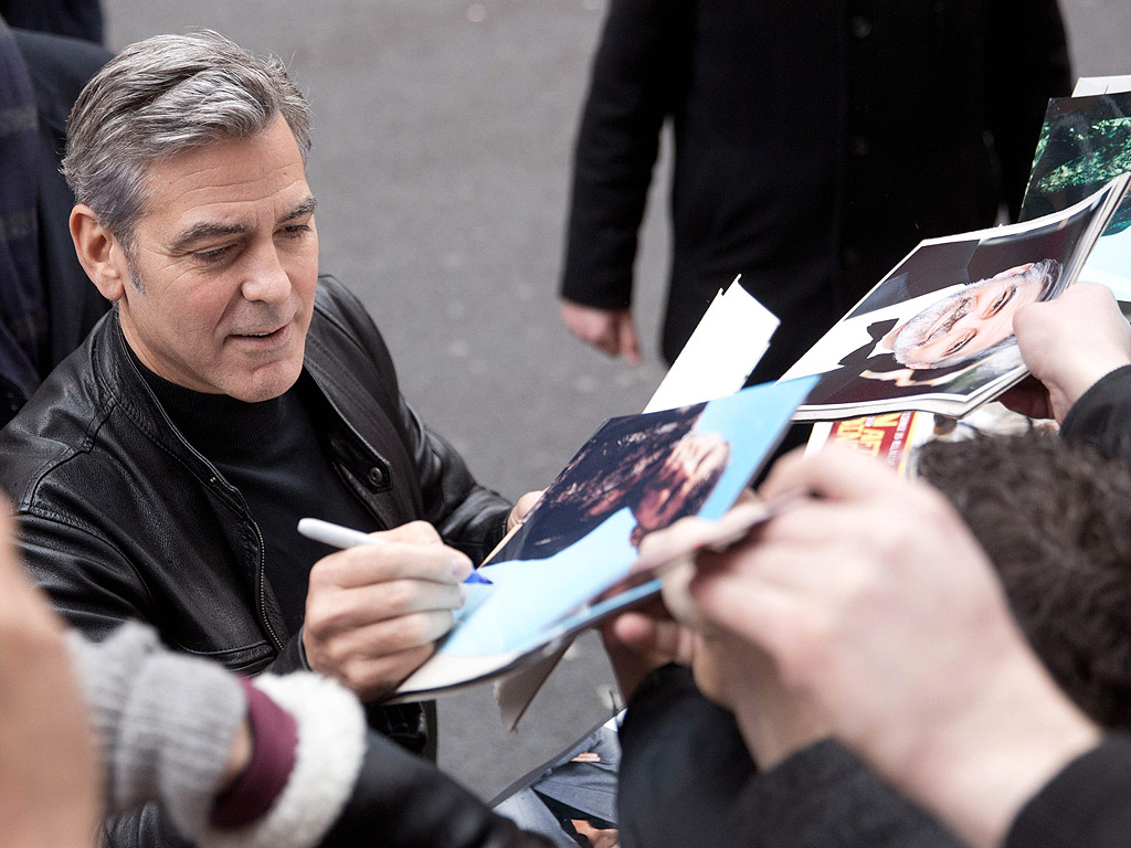 Американският актьор Джордж Клуни дава автографи при пристигането за 66-я Международен филмов фестивал в Берлин, Германия.