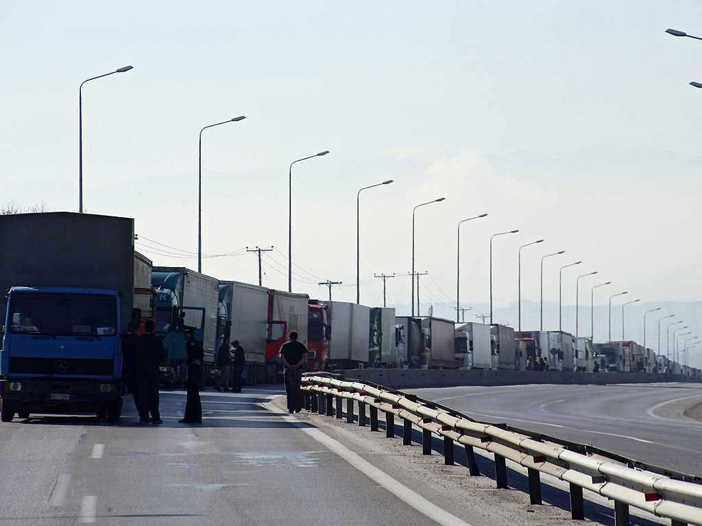 Гръцката полиция използва сълзотворен газ за разпръсването на фермери, протестиращи срещу реформи в пенсионната система, които започнаха да хвърлят камъни по сградата на министерството на земеделието в Атина