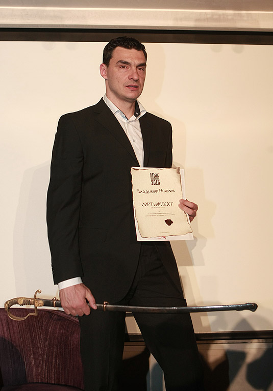Волейболистът и капитан на националния отбор Владимир Николов е номер 1 в конкурса "Мъж на годината 2015". Това бе обявено на специална церемония тази вечер, на която по традиция победителят получава сабя, върху която е гравирано името му. В организирания от "Дарик" конкурс бяха номинирани също Ивайло Пенчев - един от най-успешните предприемачи в България и изпълнителен директор на Walltopia, и Камен Донев - актьор, режисьор, драматург и хореограф