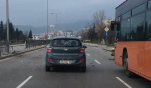 Мъж почина докато караше, колата удари автобус