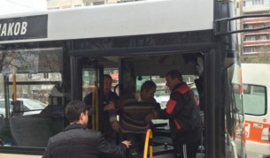 Кондуктор спаси шофьор с гърч и пътниците му