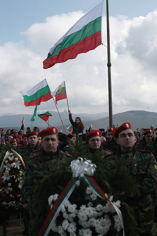 За националния празник 3 март десетки хиляди българи днес се качиха на връх Шипка, за да участват в тържествата по случай 138-мата годишнина от Освобождението на България от турско робство