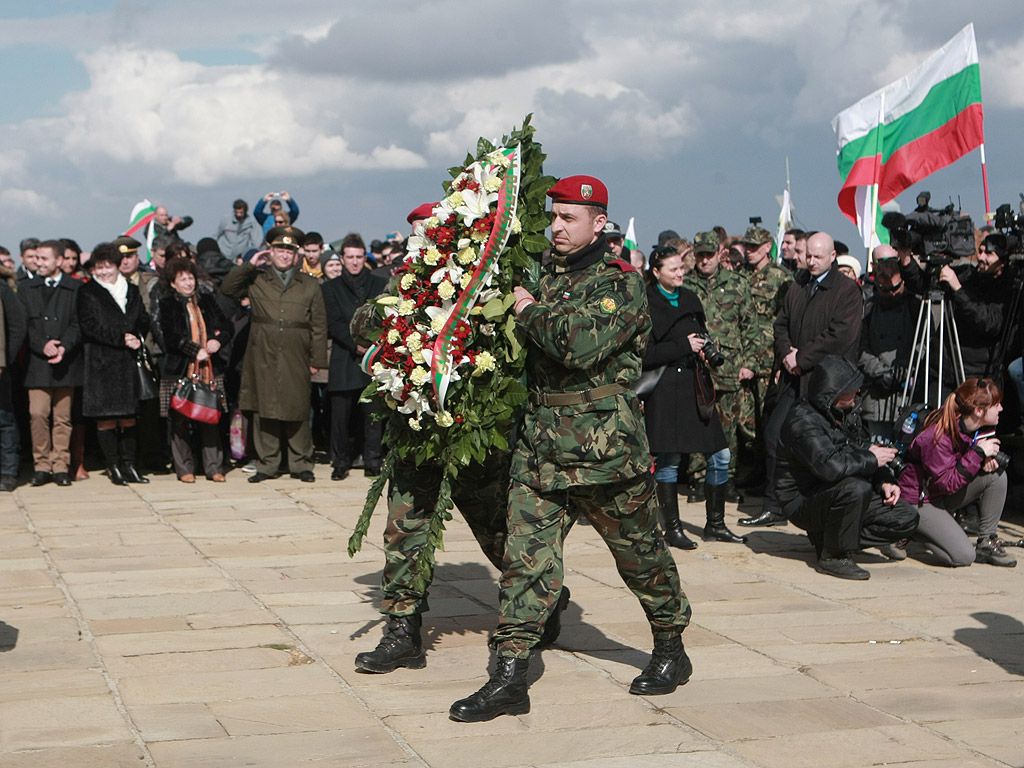 За националния празник 3 март десетки хиляди българи днес се качиха на връх Шипка, за да участват в тържествата по случай 138-мата годишнина от Освобождението на България от турско робство