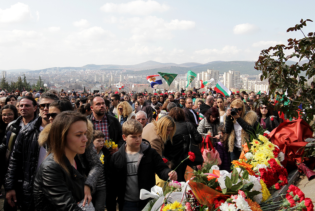 В деня, в който България чества 138 години от освобождението си, хиляди старозагорци съпроводиха националния трибагреник към хълма, на който българските опълченци развяват първото бойно знаме в историята на България. На „старозагорската Шипка“, както в града вече наричат Мемориалния комплекс „Бранителите на Стара Загора“, трикольорът се издигна на един от най-големите паметници в България - монумента „Самарското знаме“