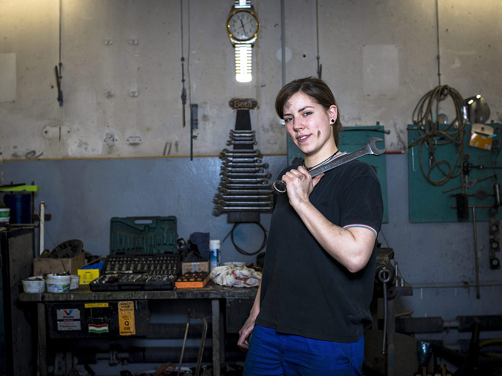 Девет унгарски жени професионалисти, които преследват кариера в професии, доминирани от мъжете.