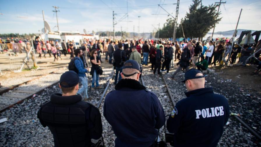 Гърция разселва хилядите, блокирани в "Идомени"