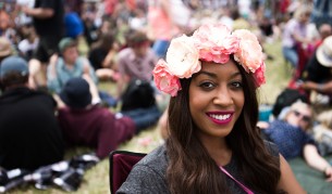 Дизайнерка вплете пролетта в афро прически