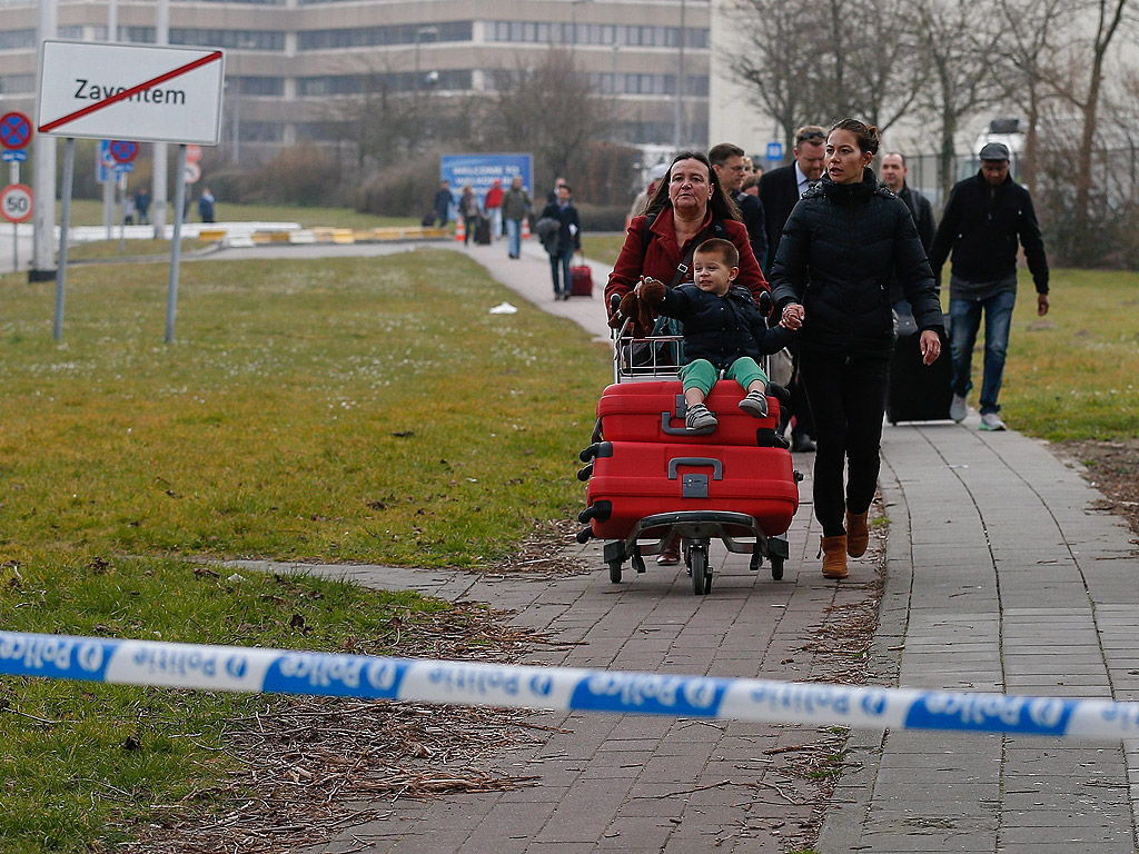Двойна експлозия избухна тази сутрин на летището "Завентем" в Брюксел малко след 08:00 ч. местно време (09:00 ч. българско време). Световните агенции предават за загинали. Малко след това имаше и друга експлозия на метростанцията "Малбек" в Брюксел, която се намира в близост до европейските институции в Брюксел.