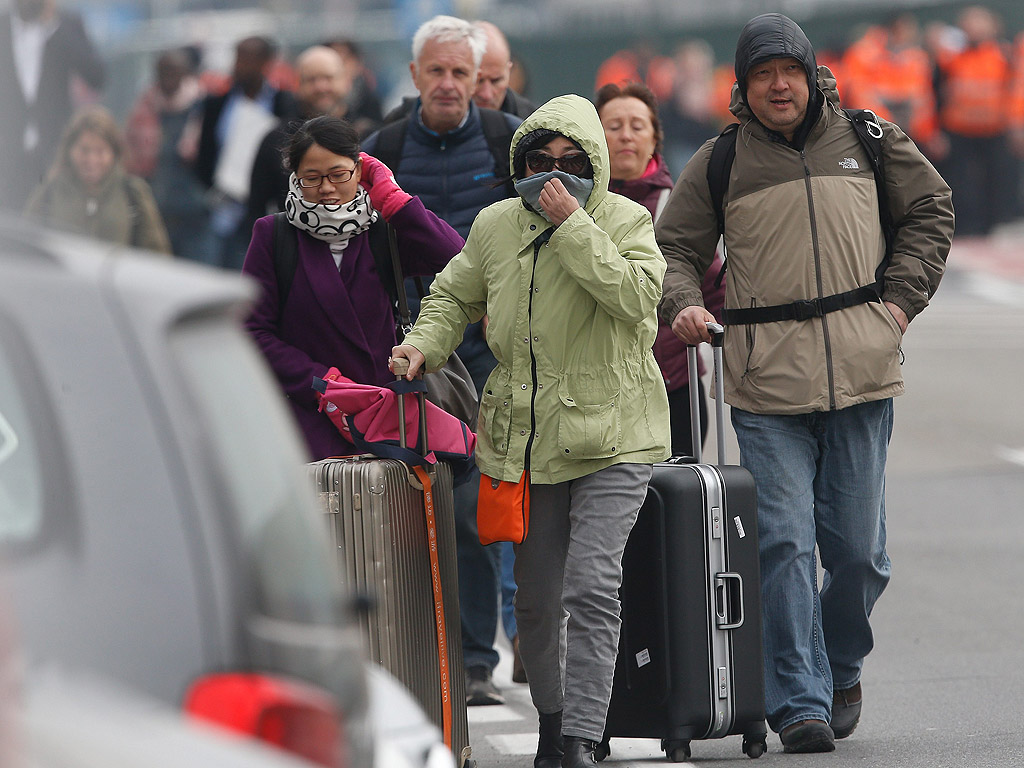 Двойна експлозия избухна тази сутрин на летището "Завентем" в Брюксел малко след 08:00 ч. местно време (09:00 ч. българско време). Световните агенции предават за загинали. Малко след това имаше и друга експлозия на метростанцията "Малбек" в Брюксел, която се намира в близост до европейските институции в Брюксел.