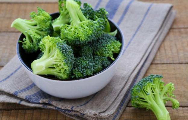 <p><strong>Тъмнозелени зеленчуци</strong></p>

<p>Кейлът може да е една суперхрана, за която постоянно се пише и говори, но истината е, че е чудесна за регулиране на съня. Тъмнозелените зеленчуци като спанак, бок чой, къдраво зеле и дори броколи са пълни с калций, който помага да конвертирате триптофан и да произвеждате мелатонин в тялото си. Млякото също е друг чудесен източник на калций, ако яденето на зеленчуци просто не е вашето нещо.</p>