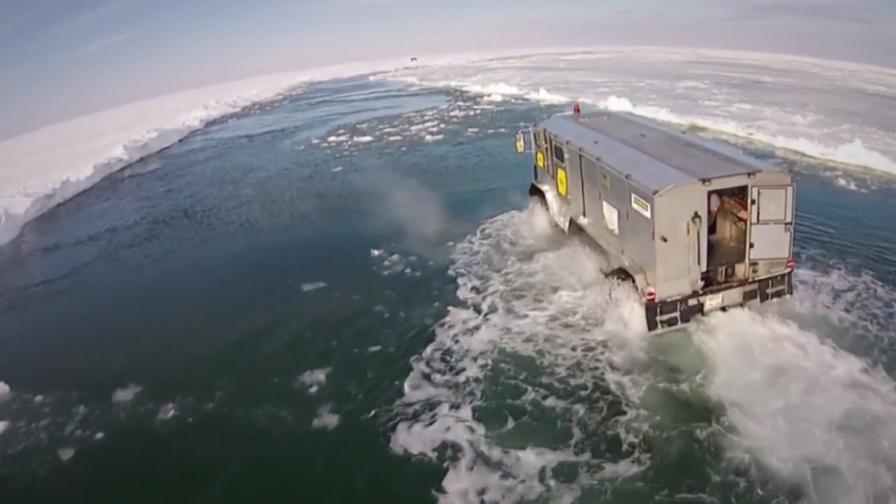 Руска машина проби през заледен океан