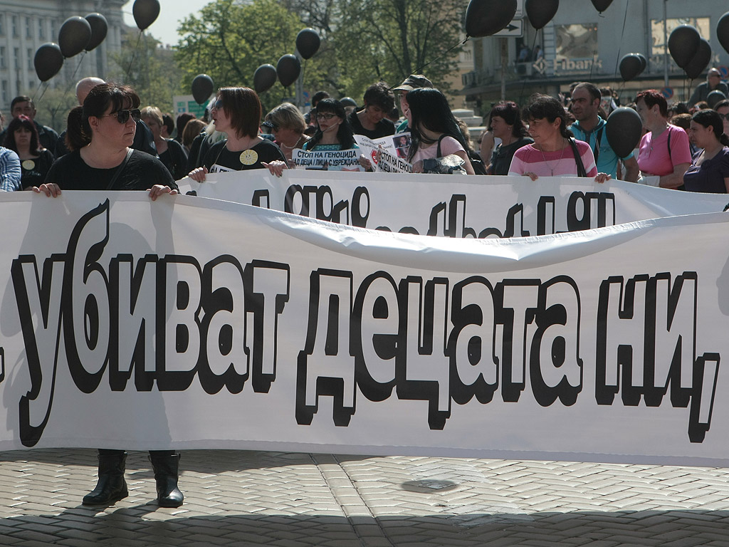 Близо 200 родители на деца с увреждания протестираха пред парламента. Те настояват за адекватна политика на държавата спрямо децата им. Протестиращите  родители събираха пари за нови коли на министрите