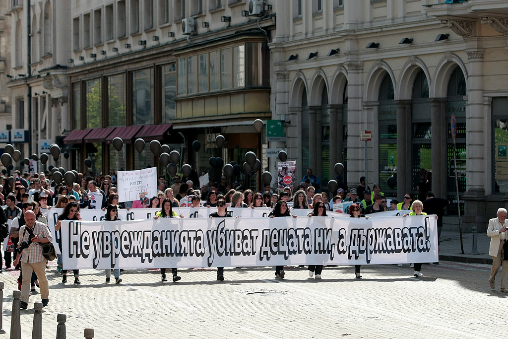 Близо 200 родители на деца с увреждания протестираха пред парламента. Те настояват за адекватна политика на държавата спрямо децата им. Протестиращите  родители събираха пари за нови коли на министрите