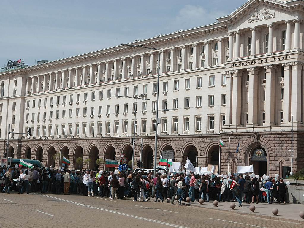 Над 1500 лекари излязоха на протест в центъра на София срещу недомислените реформи в здравеопазването. В демонстрацията участват медици както от столицата, така и от страната.