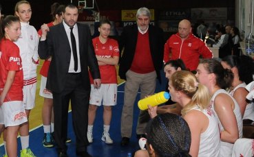 Нефтохимик на полуфинал при баскетболистките