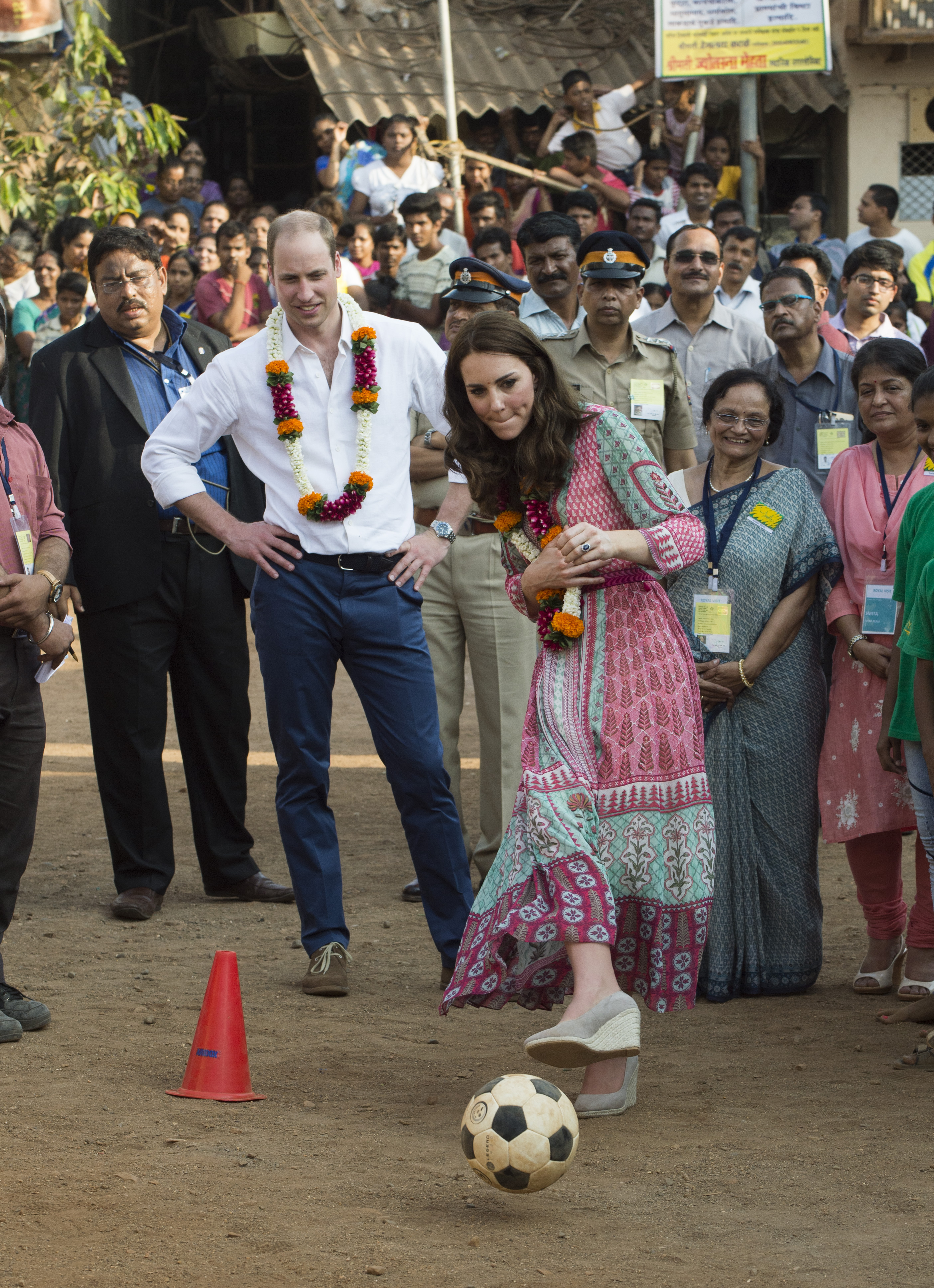 Вижте какви тоалети избра херцогинята на Кембридж за първото си гостуване в азиатската страна