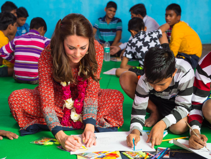 Кейт и Уилям са на посещение в Индия. Там играха крикет, поднесоха венец на мемориал, събуха се боси в чест на Махатма Ганди и рисуваха с деца. А Кейт избра за всички тези събития рокли, които да са в хармония с индийската традиция.