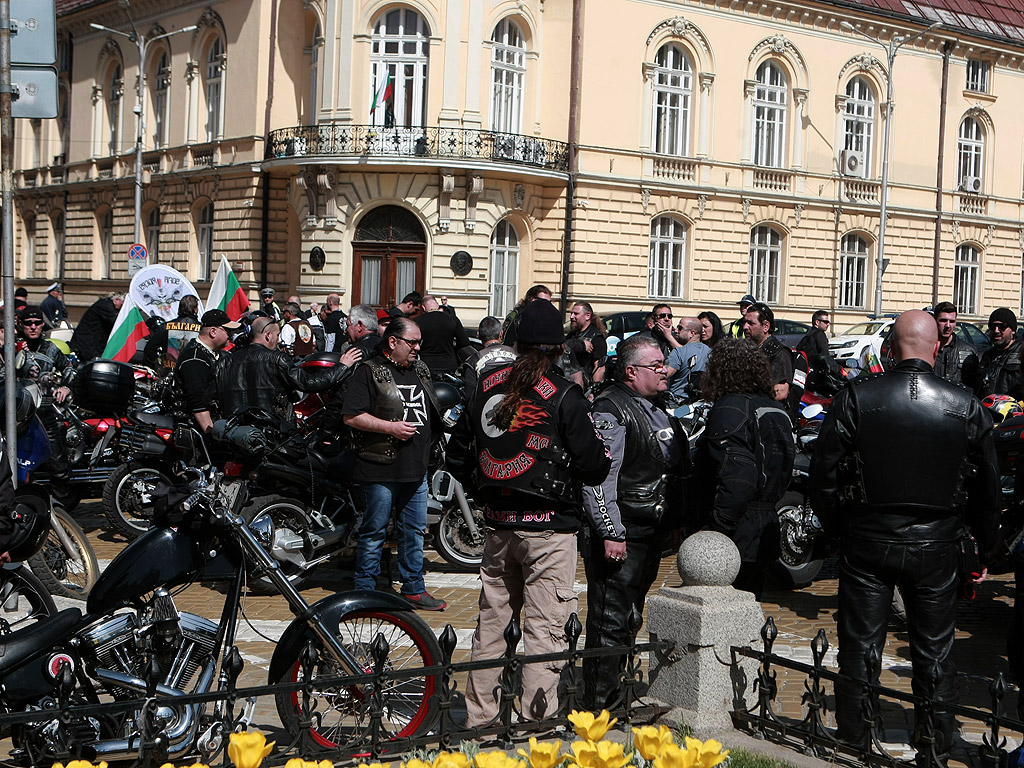 Мотоклубове от цялата страна се събраха на жълтите павета на обяд, за да заявят категоричното си намерение, че ще отстояват правата си. Не искаме втора атомна централа, не искаме тунел под Черно море, не искаме четвърти мост над Дунав - ние искаме нещо разумно и изпълнимо. А именно - да сключваме задължителна гражданска отговорност за определен срок - срочна