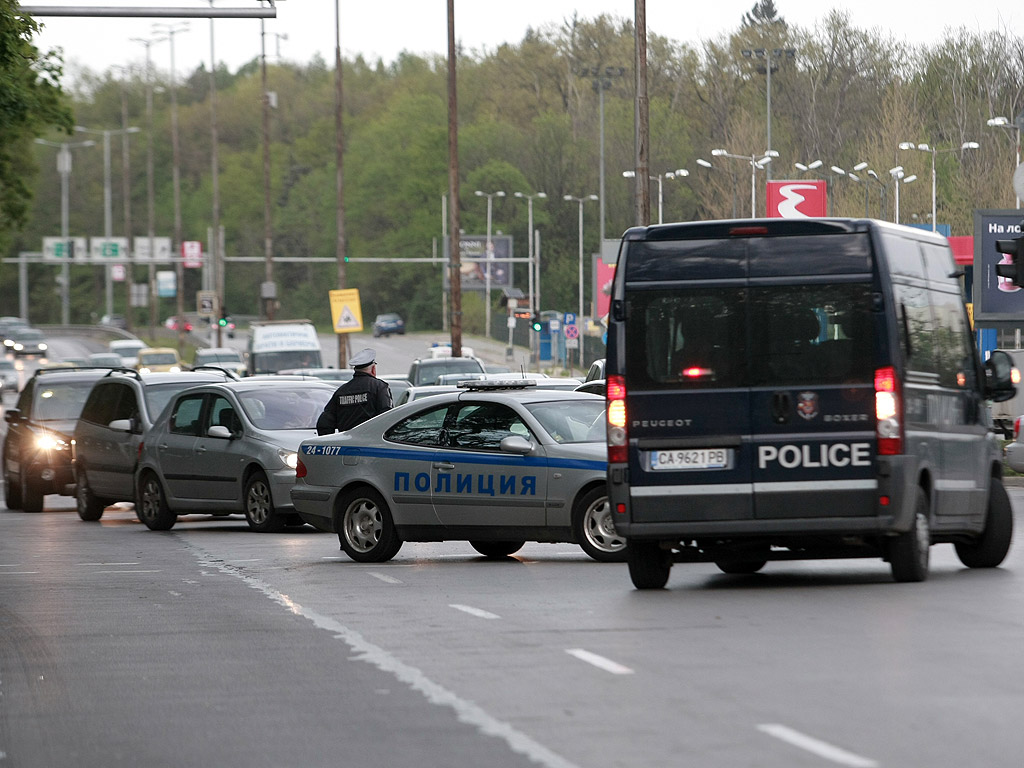 Строителен кран падна върху бензиностанция на булевард „Никола Вапцаров” в София