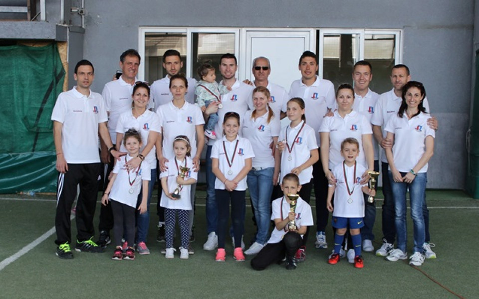СНИМКИ: Елитни рефери зарадваха деца в Пловдив