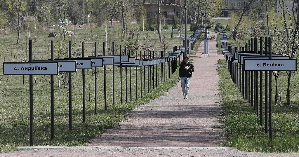 Близки села на 30 километровата зона около повредената централа, трябваше да бъдат евакуирани, когато радиационните нива достигнаха смъртоносни стойности.