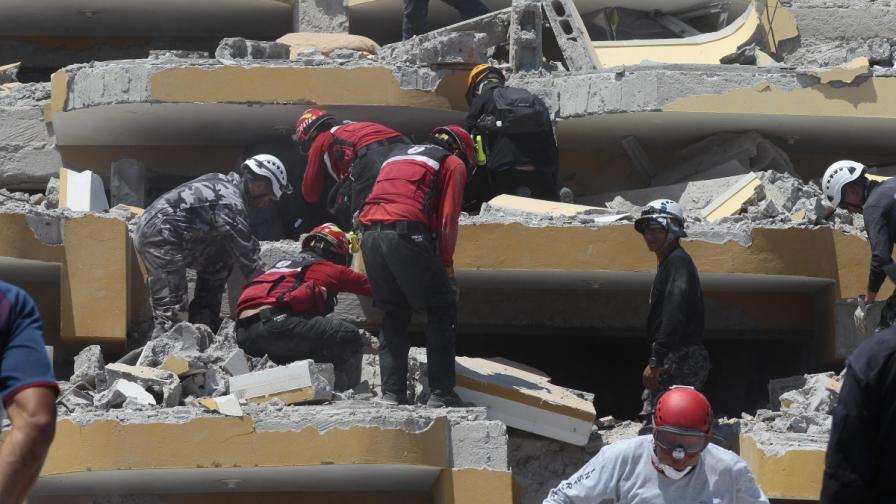 Търсене на оцелели след земетресението в Еквадор