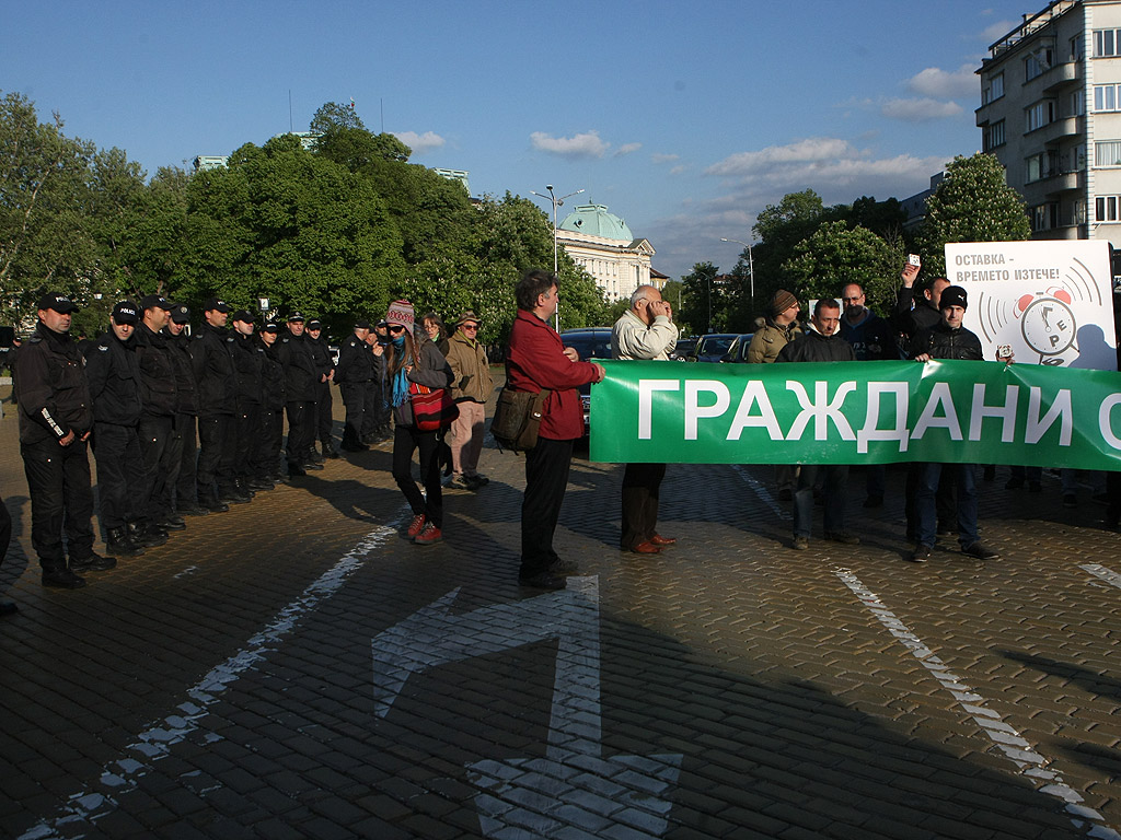 Стотици недоволни от промените в Изборния кодекс граждани се събраха на протест пред Народното събрание