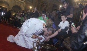 За първи път у нас: Свещеници умиха нозете на деца