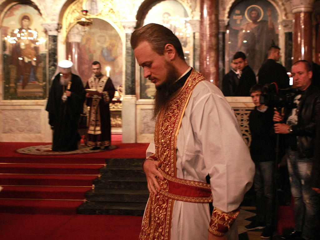 На Велики четвъртък в Храм-паметник „Св. Александър Невски”, гр. София, с благословението на патриарх Неофит, архимандрит Дионисий уми нозете на 12 деца от Първо помощно училище в София - 12, колкото е и броят на апостолите.