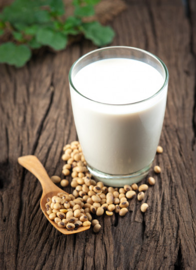 Соево мляко: Соята е богата на изофлавони, които се смятат за натурални растителни естрогени. Те помагат на мозъка да осъществява нови връзки, което подобрява вербалната и невербална памет.