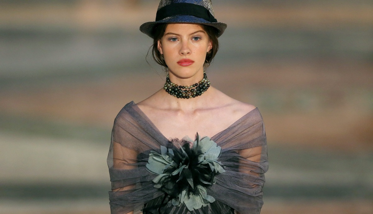 Френската модна къща представи своята последна колекция на историческо модно ревю в Хавана. Редица знаменитости пътуваха до Хавана, за да присъстват лично на шоуто. Сред гостите се откроиха Вин Дизел, британската актриса Тилда Суинтън, както и Жизел Бюндхен.