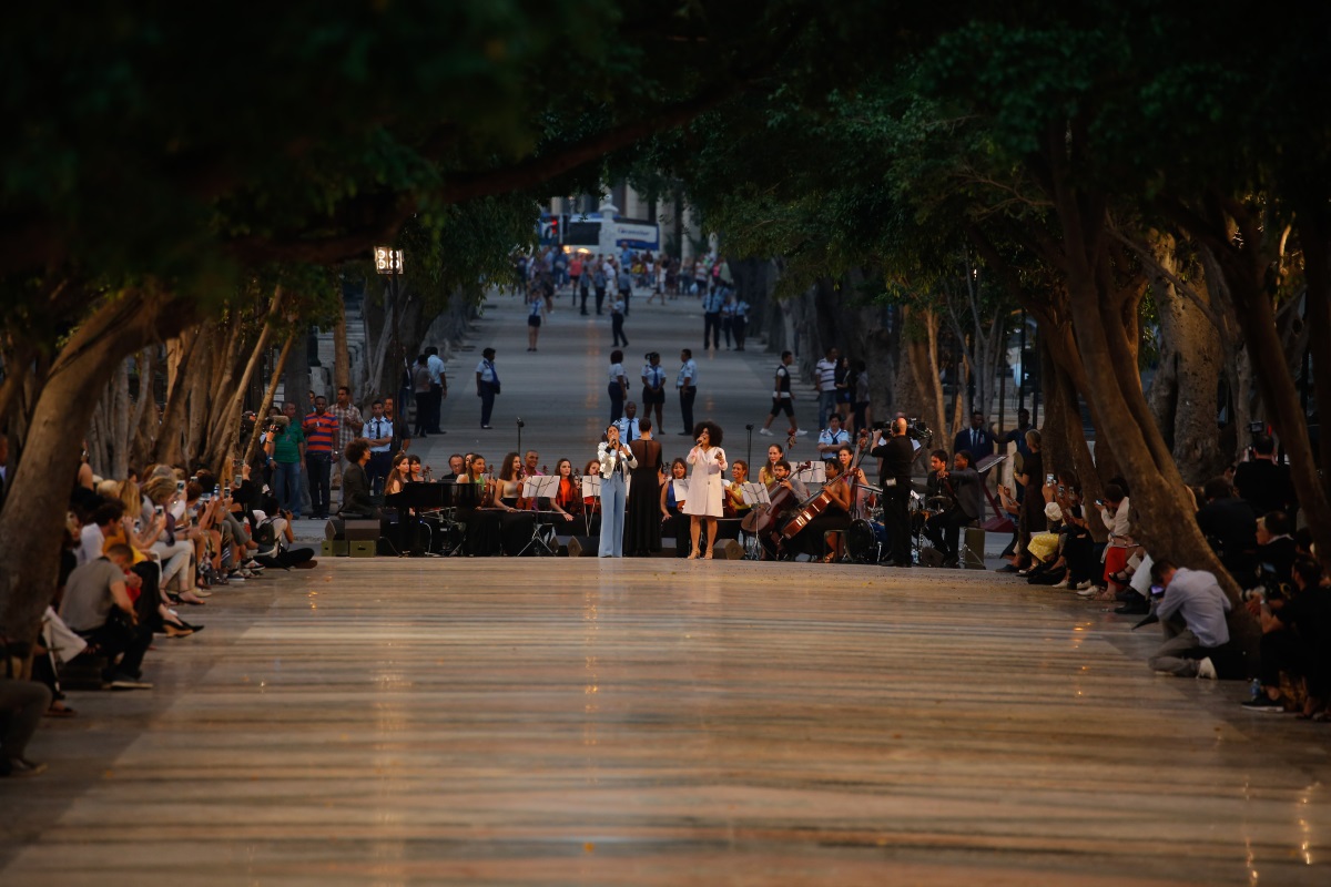 Френската модна къща представи своята последна колекция на историческо модно ревю в Хавана. Редица знаменитости пътуваха до Хавана, за да присъстват лично на шоуто. Сред гостите се откроиха Вин Дизел, британската актриса Тилда Суинтън, както и Жизел Бюндхен.