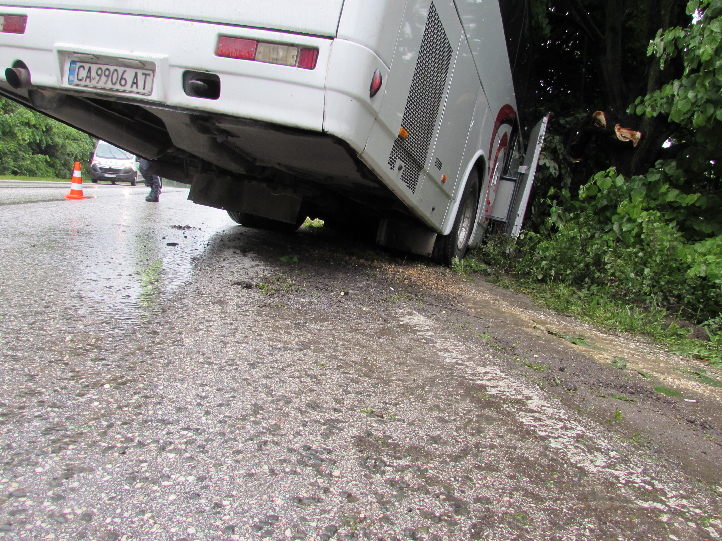 Автобусът е пътувал по направление София-Букурещ. Малко преди разклона за село Обретеник, по думите на шофьора, той е бил засечен от насрещно движещ се тир. За да избегне сблъсъка, водачът се е отклонил вдясно. Заради мокрия път автобусът е поднесъл и се е ударил в крайпътно дърво.